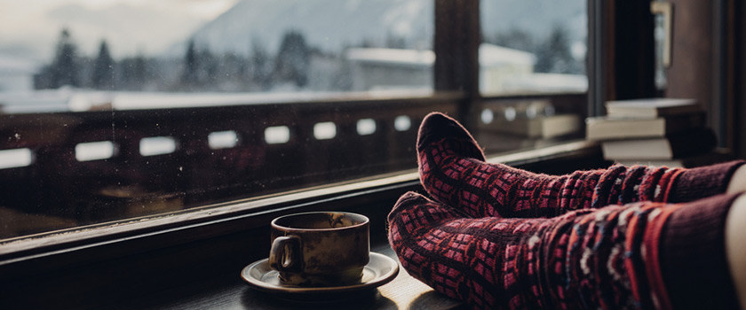 les pieds d'une personne, une tasse de thé